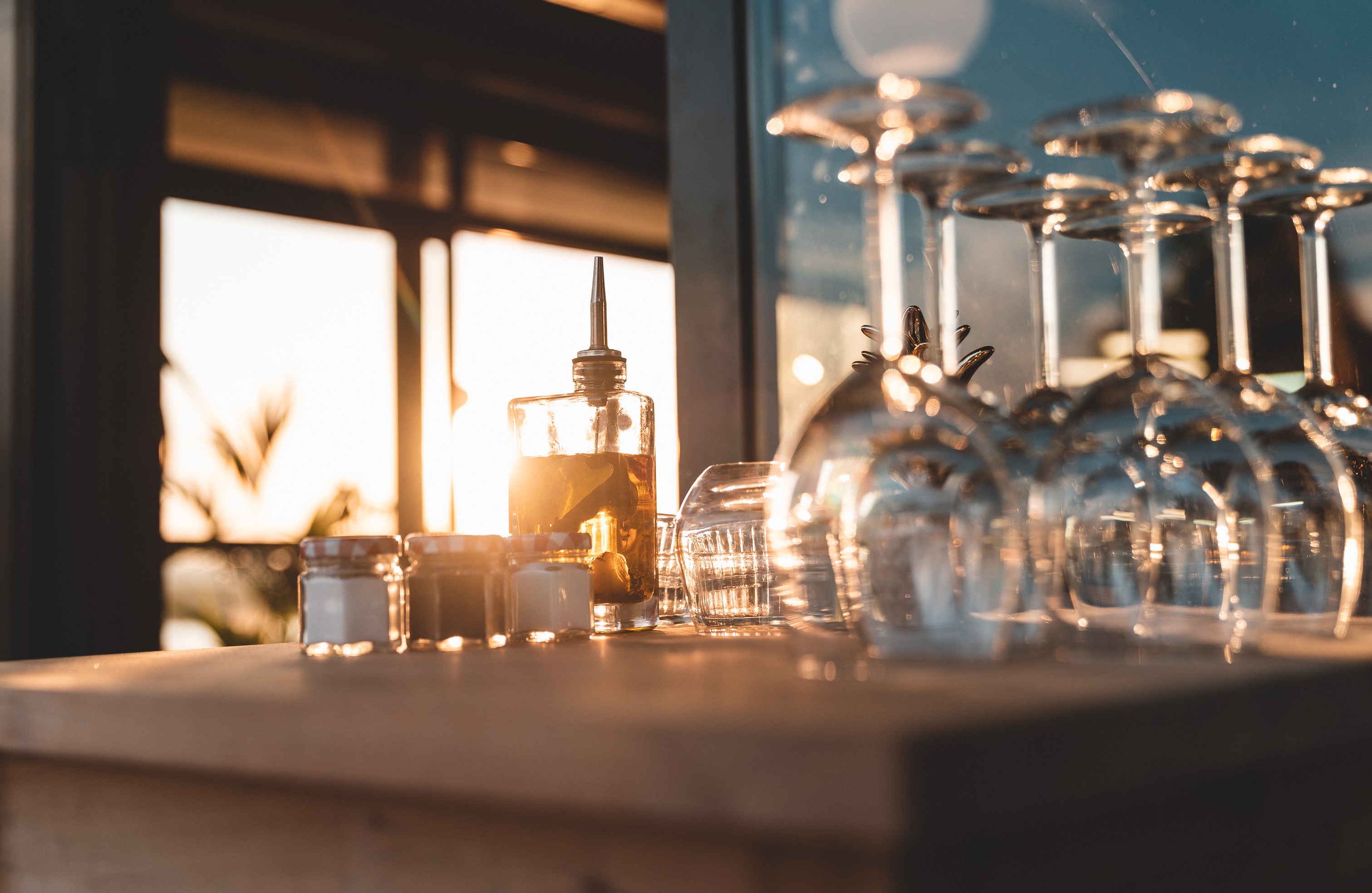 Ustensiles de service en restaurants (verres, huiles, couverts)